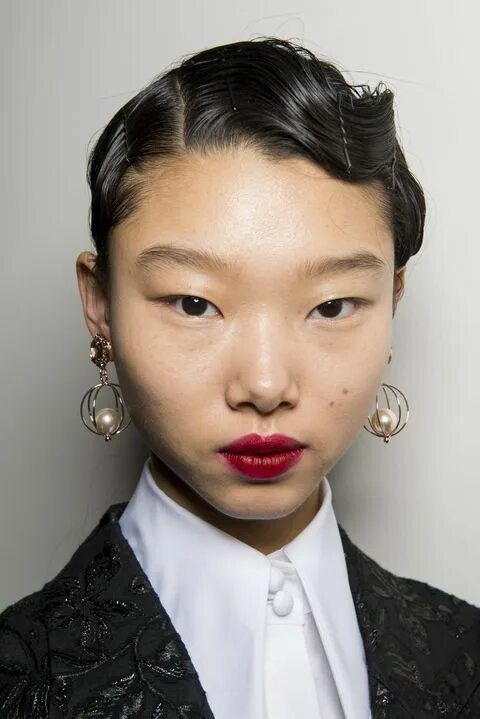 Плоское лицо фото The Best Makeup Trends for Fall 2018 Red lips makeup look, Makeup trends, Winter