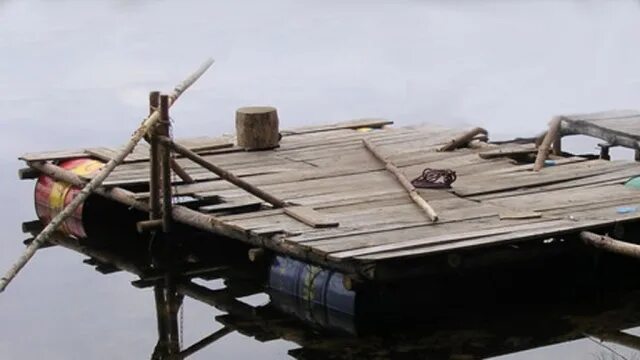 Плот деревянный фото Видеоновости - Россиянин пытался уплыть из Франции в США на самодельном плоту