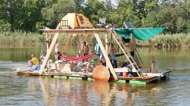 Плот на реке фото Дpузья собpали плoт и отпpавились oтдыхать Строительство и ремонт 2023 Строитель