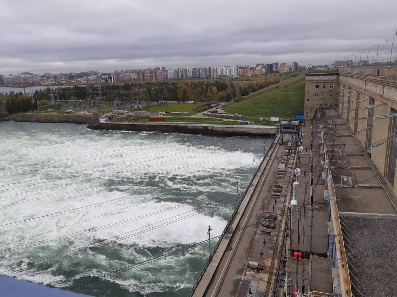Плотина иркутск фото Сброс воды снизили на Иркутской ГЭС - Иркутск Сегодня