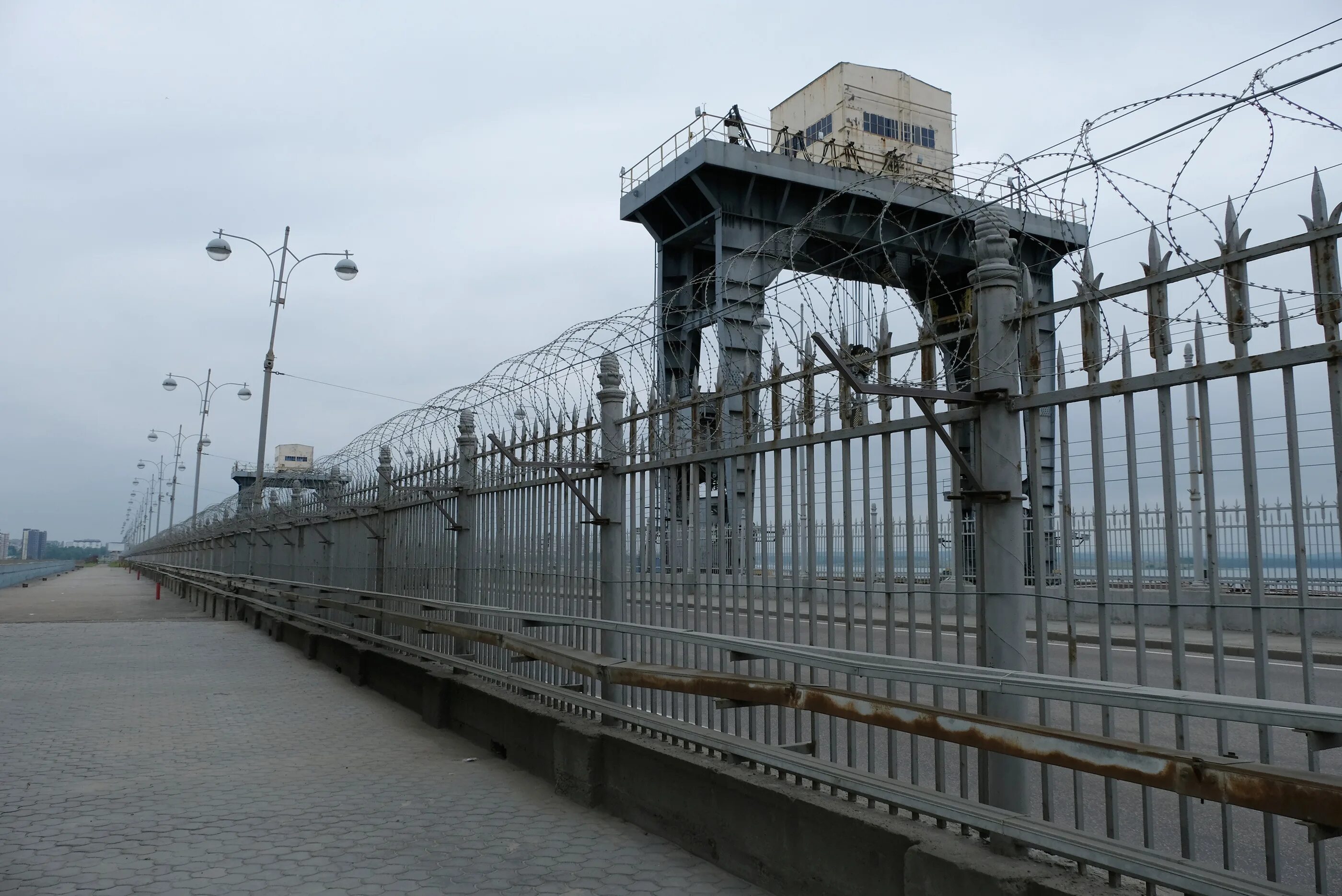 Плотина иркутск фото Иркутскавтодор" будет месяц менять бордюрный камень на плотине ГЭС