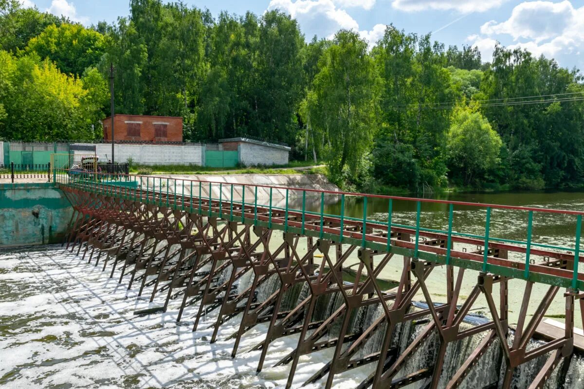 Плотина новленского водохранилища река пахра фото Стартовали ремонтные работы по сборке плотины на реке Пахре