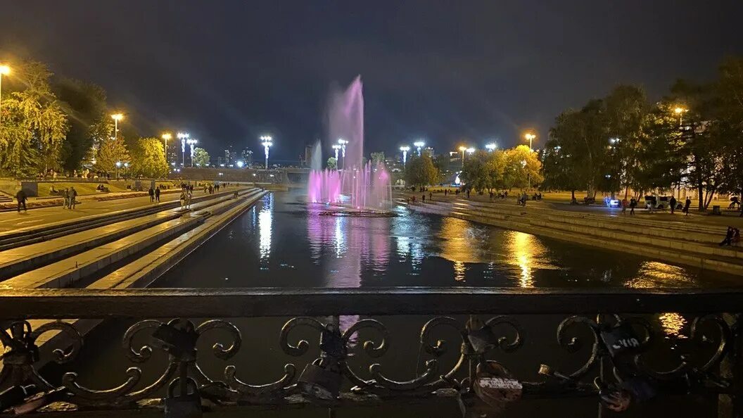 Плотинка екатеринбург фото Власти Екатеринбурга передумали спиливать замки молодоженов на Плотинке под влия
