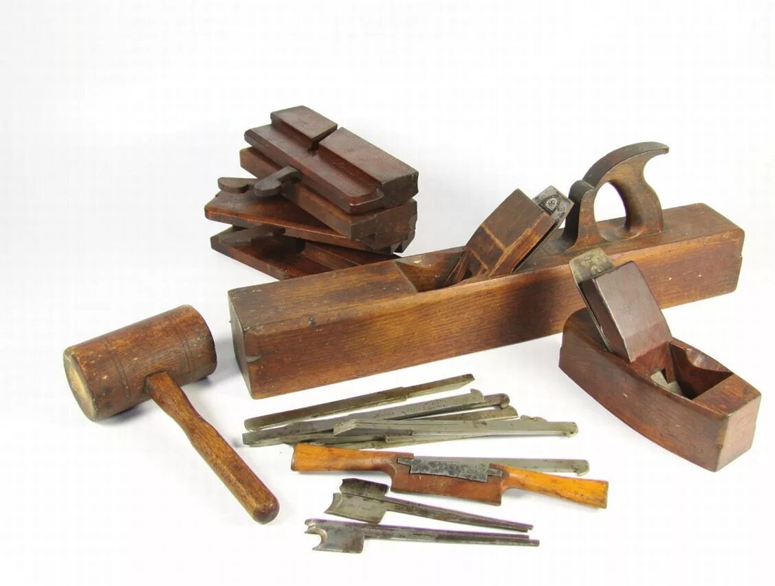 Плотницкий инструмент фото A beautiful set of old tools. Notice the curved blades for the edging planes in 