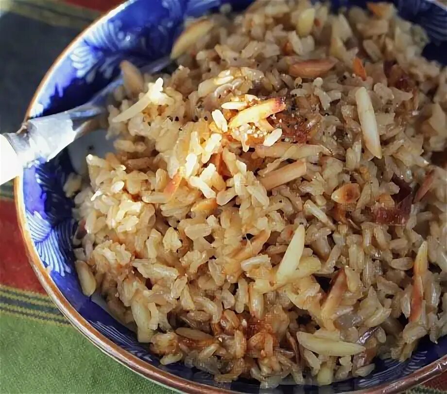 Плов из бурого риса фото Brown rice and almond pilaf recipe gluten-free Pilaf recipes, Rice cooker recipe