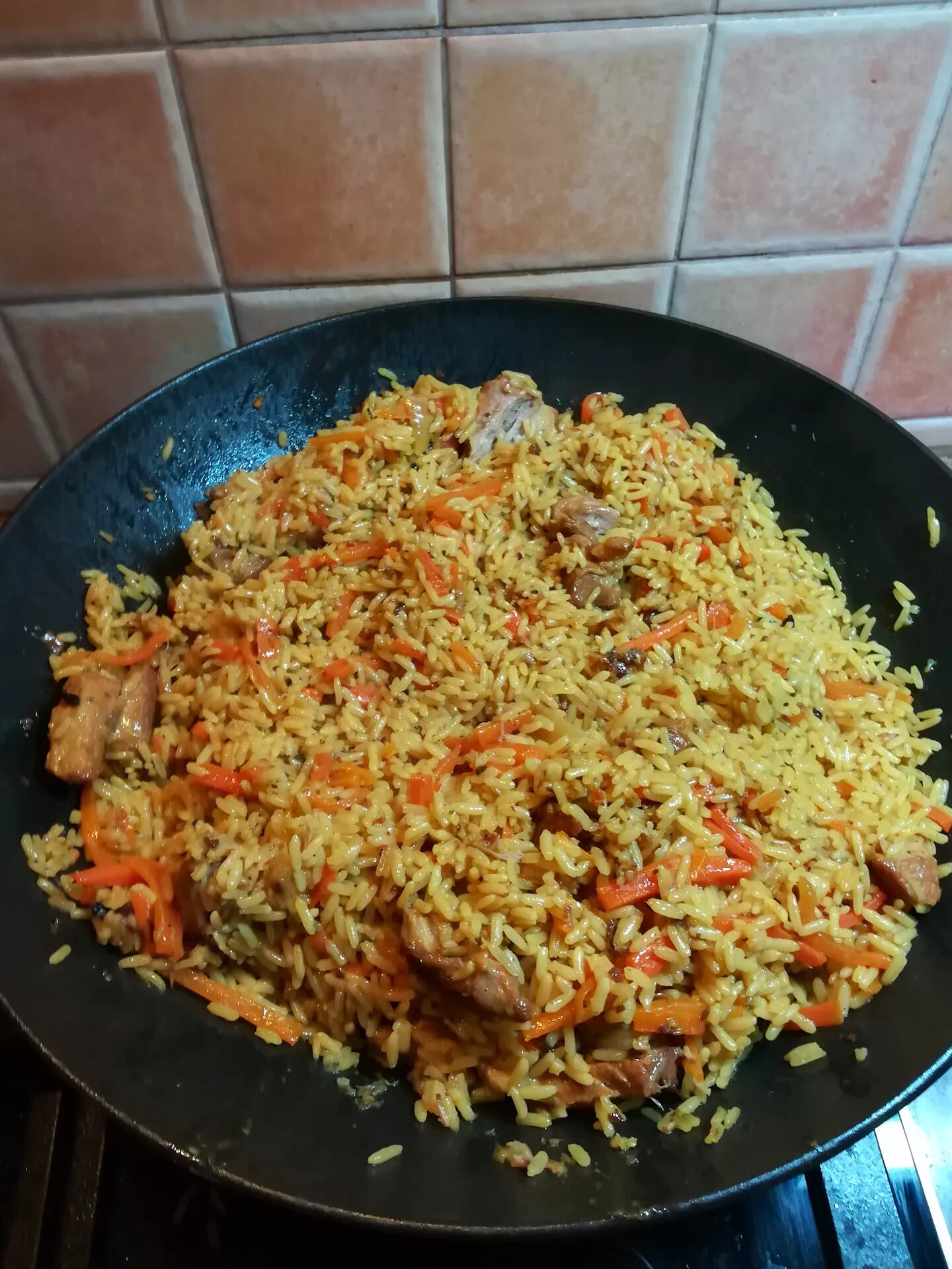 Плов на сковороде фото Фото плова дома на плите