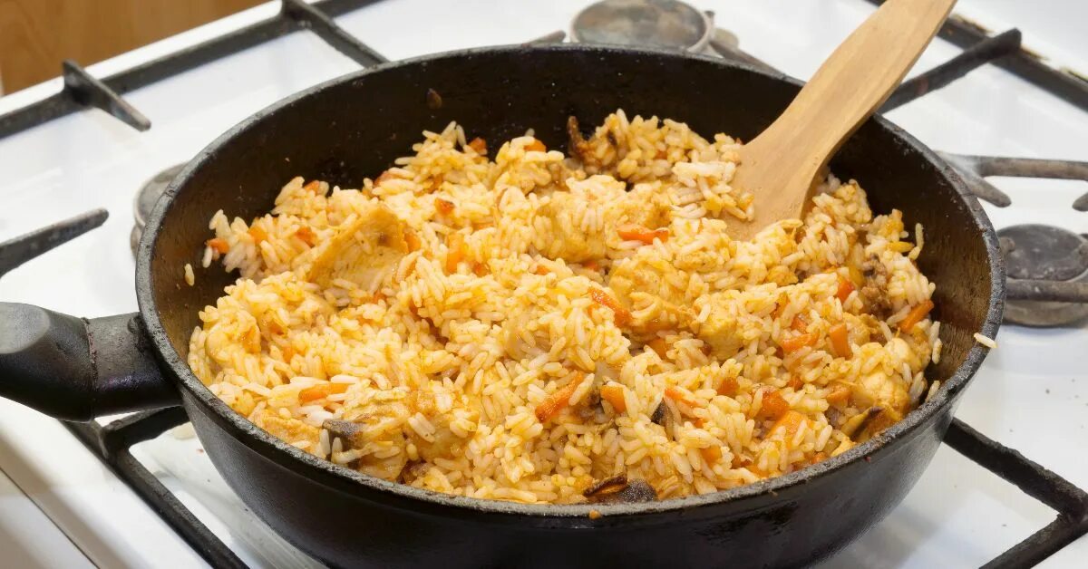 Плов на сковороде фото Почему плов подгорает и как этого избежать - Со Вкусом
