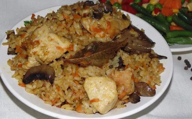 Плов с грибами фото Плов с грибами и курицей в мультиварке рецепт с фото пошагово - 1000.menu