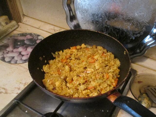 Плов с курицей на сковороде фото Плов с куриной грудкой на сковороде - рецепт с фото пошагово