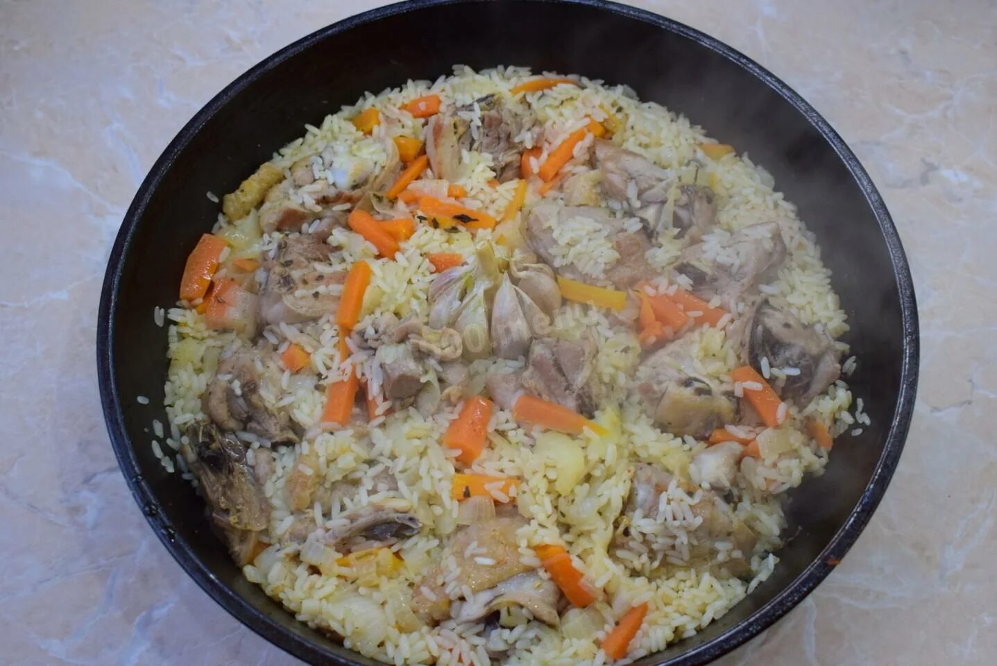 Плов с курицей на сковороде фото Рассыпчатый плов с курицей на сковороде рецепт с фото пошагово - 1000.menu