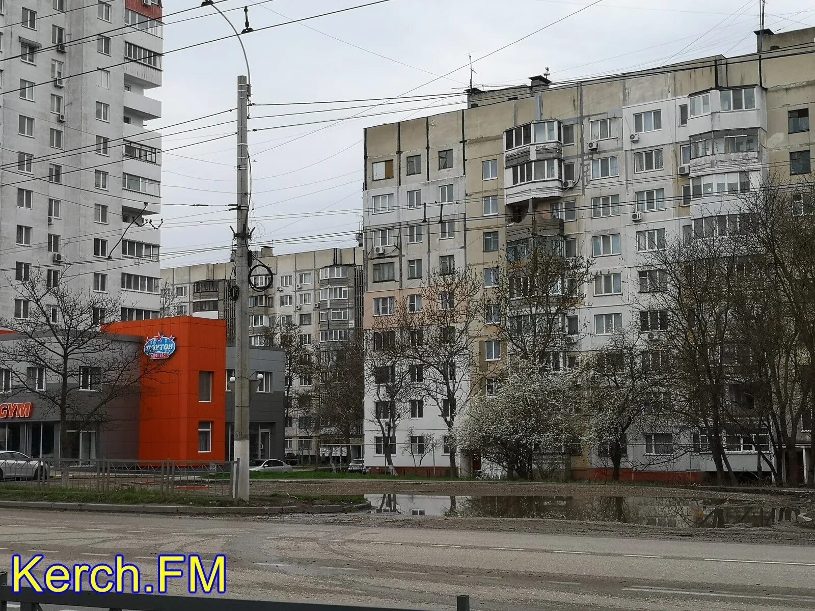 Плутон ул генерала петрова 4 керчь фото Для того чтобы заехать во двор керчане продолжают прыгать по ямам и принимать ва
