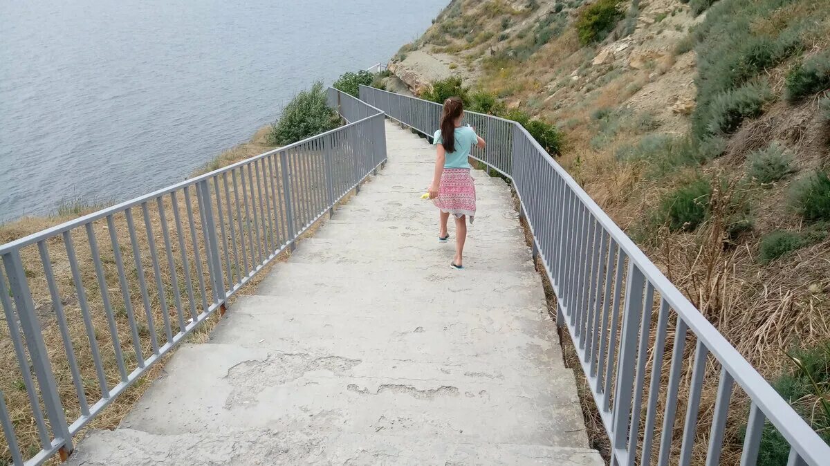 Пляж 300 ступеней анапа фото По набережной Анапы дошли да скалистого спуска. Спустились по ступеням к морю. П