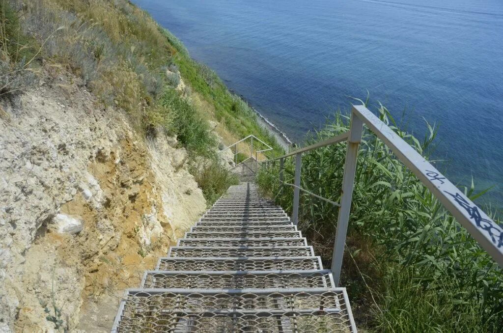 Пляж 300 ступеней анапа фото В Анапе трехлетний мальчик провалился в обрыв на лестнице "300 ступеней" 22 авгу