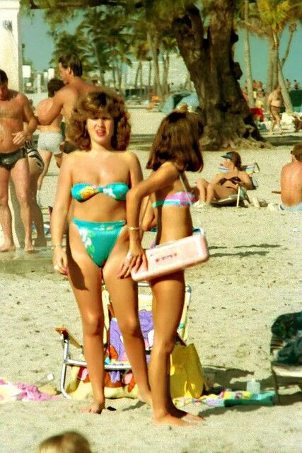Пляж 80 х фото Fashionable Girl, Hollywood Beach, 1985 Hollywood beach, Beach scene pictures, P