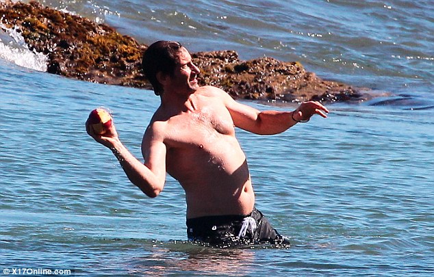 Пляж актеры фото David Duchovny, 52, proves he's still got it as he shows off his torso whilst pl