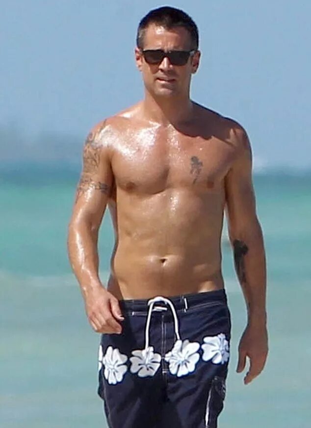 Пляж актеры фото Colin Farrell takes time out in the Mexican resort town of Cancun with his siste