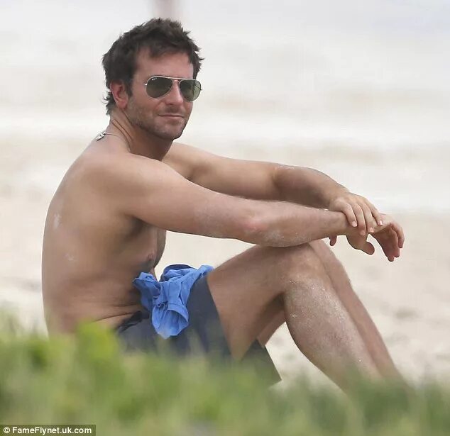 Пляж актеры фото Bradley Cooper shows off his toned torso and finds a novel use for his discarded