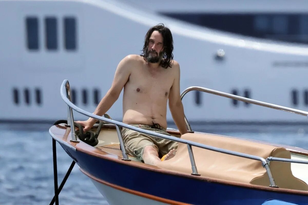 Пляж актеры фото Em clique raro, Keanu Reeves aparece curtindo passeio de lancha em Capri TV & Fa