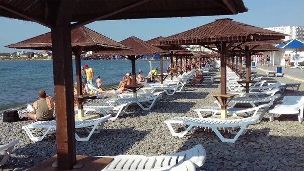 Пляж алексино новороссийск фото Новороссийск, Краснодарский край. Пляж "Алексино" на Суджукской косе. 2023 пляжи