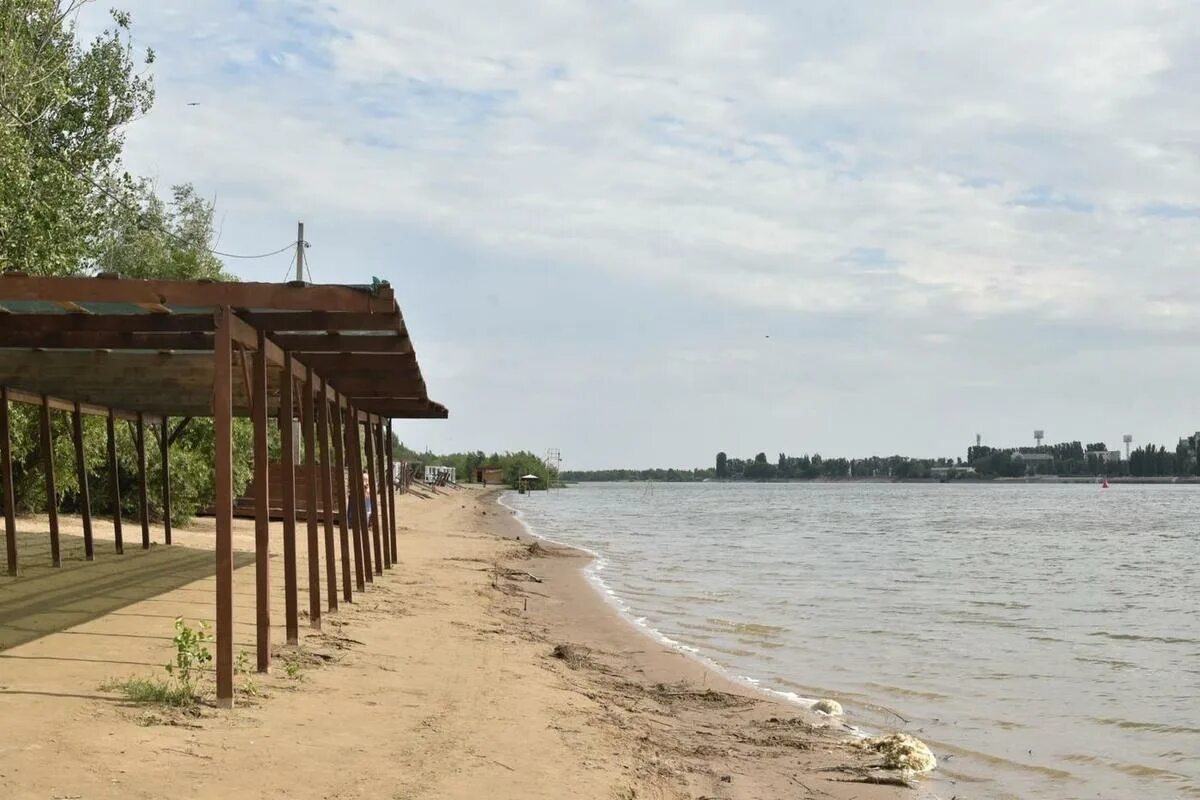 Пляж астрахань ленинский район фото В Астрахани идет подготовка к купальному сезону - МК Волгоград
