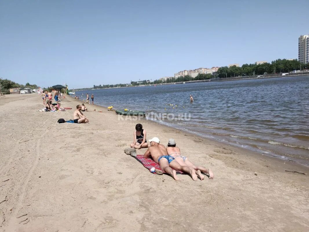 Пляж астрахань ленинский район фото "Я бы многое здесь изменил". Как астраханцы провожают лето на городском пляже
