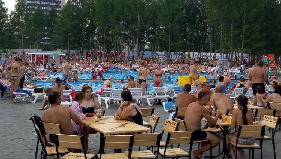 Пляж барнаул фото Новость: Фотофакты. В выходные барнаульцы выстроились в огромную очередь в откры