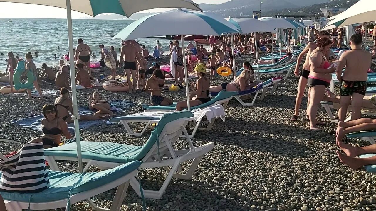 Пляж чкаловский сочи фото Сочи Адлер сегодня-пляж Чкаловский. Курортный городок.Сколько людей сейчас.17 ав