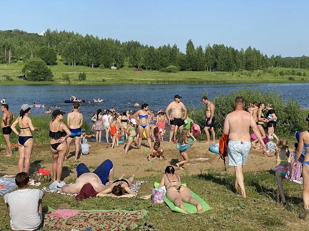 Пляж деревня фото Толпа отдыхающих собралась на пруду под Тулой в минувшие выходные: жаркие фото с