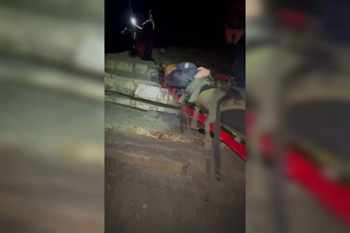 Пляж девушки дикий фото Резко стало плохо. Спасатели эвакуировали туристку с дикого пляжа под Геленджико