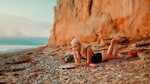 Пляж девушки дикий фото Девушки на пляже фото высокого разрешения