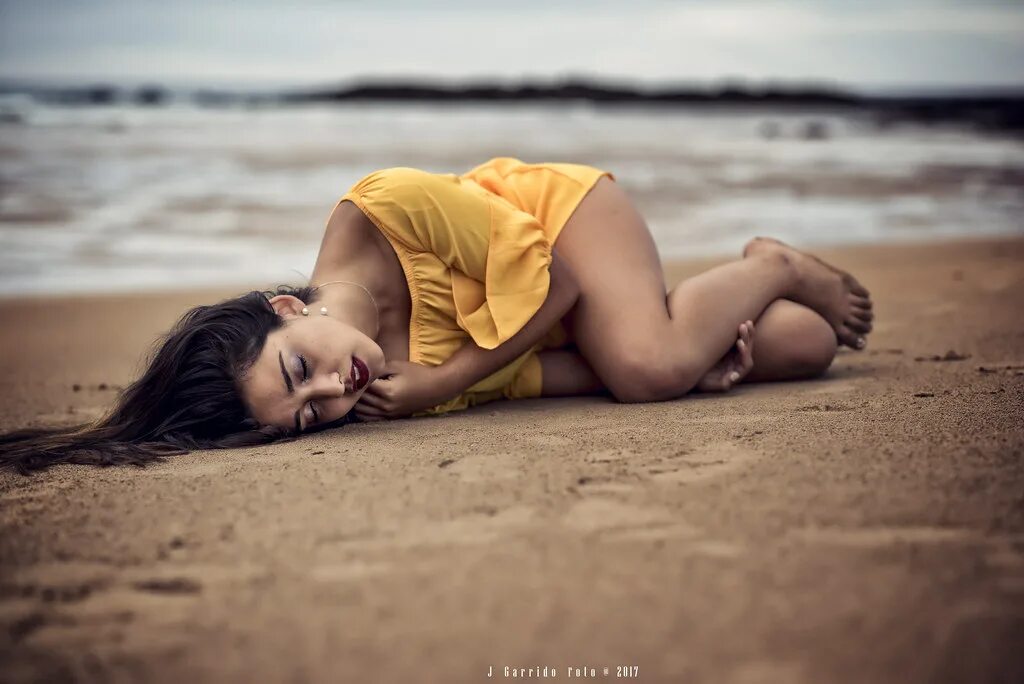 Пляж девушки лежа фото Diana Castro Flickr