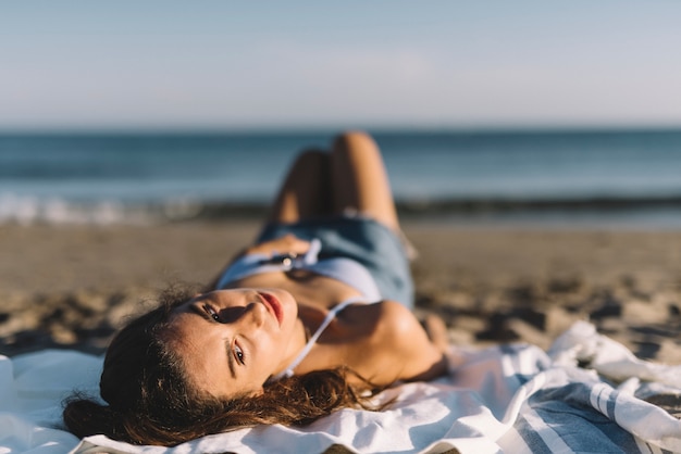 Пляж девушки лежа фото Page 8 47,000+ Lying On Sand Pictures