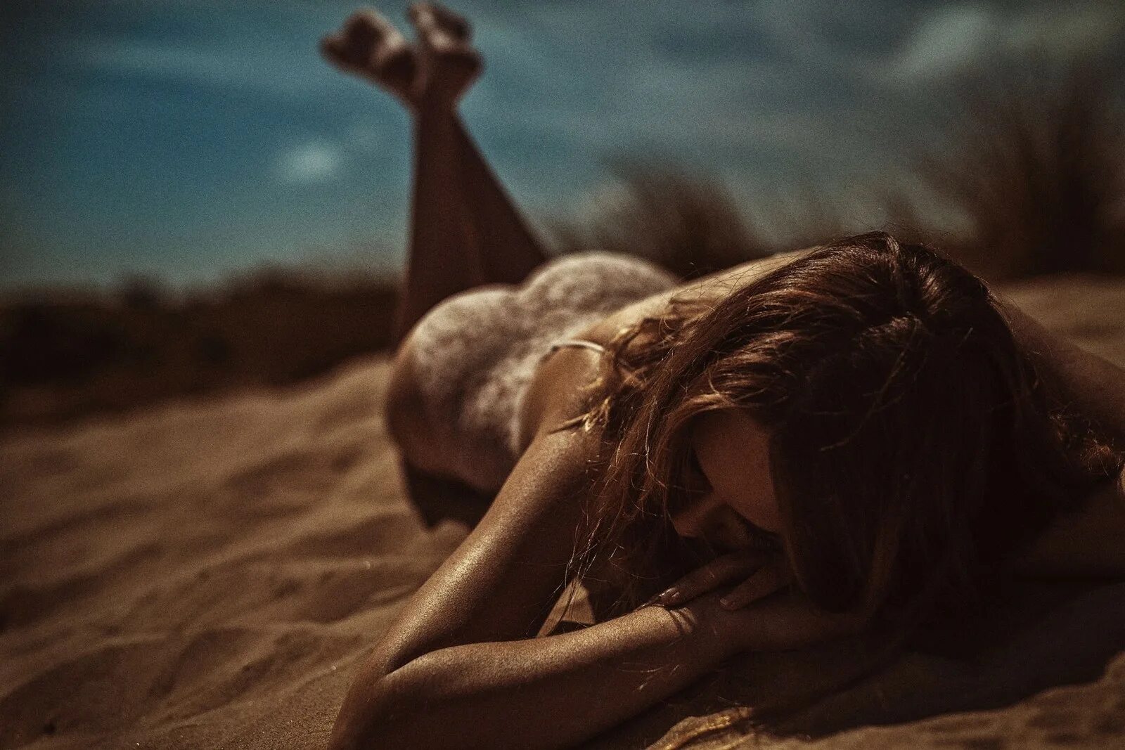 Пляж девушки лежа фото Fondos de pantalla : mujer, culo, arena, Acostado en el frente, bronceado, lence