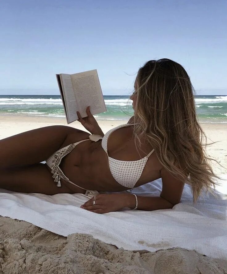 Пляж девушки загорают фото Pin by models on Girls Summer aesthetic, Beach attire, Bikinis