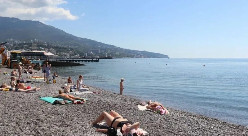 Пляж донбасс республика крым ялтинский залив фото В Ялте реконструируют пляж "Изумрудный" портал "Лето Навсегда"