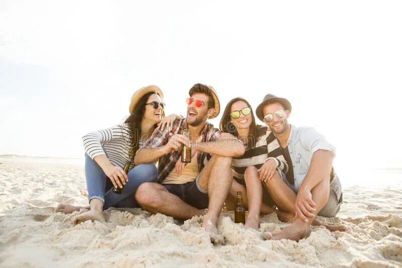 Пляж друзья фото A day in the beach stock photo. Image of chilling, holiday - 96577386