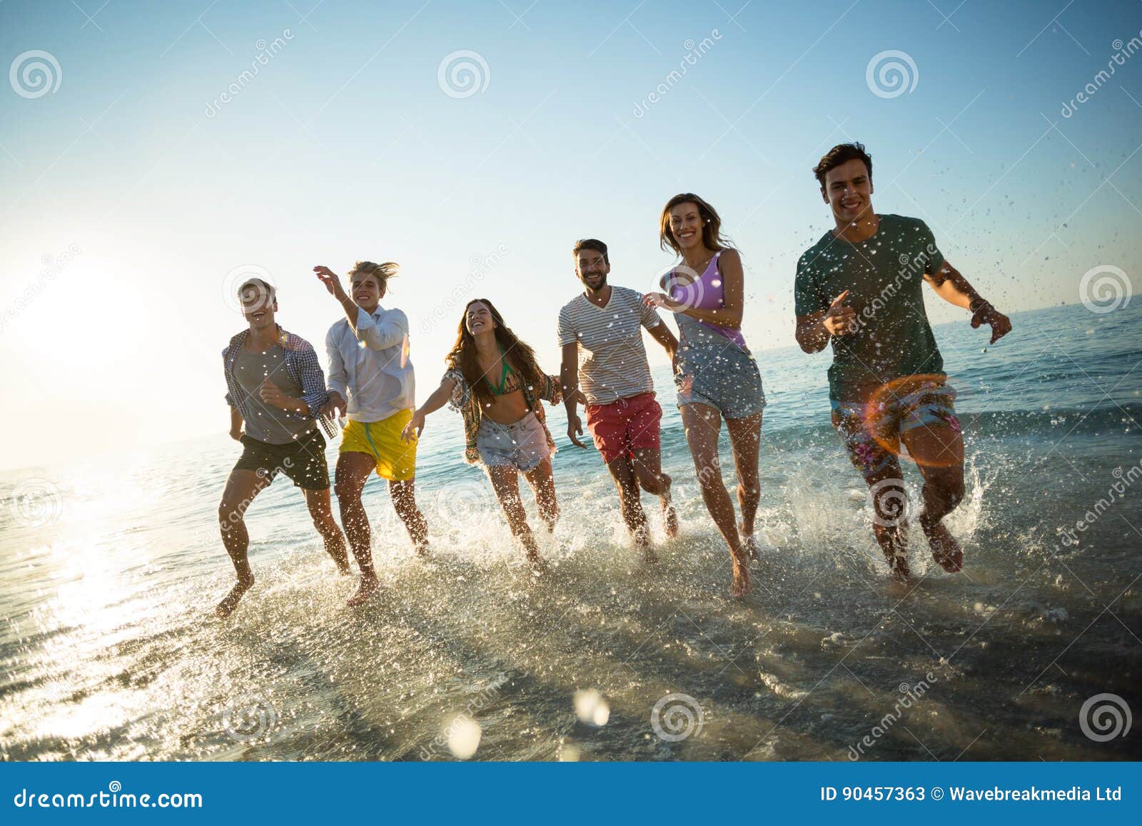 Пляж друзья фото Friends Running on Shore at Beach Stock Image - Image of friend, people: 9045736