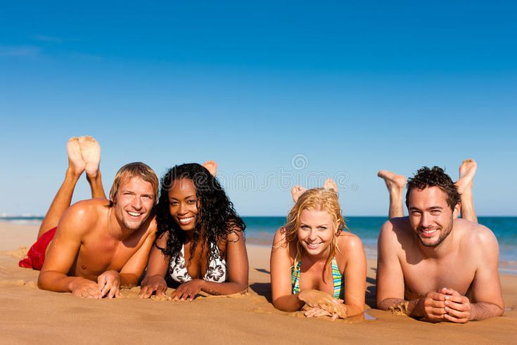 Пляж друзья фото Friends running on beach vacation. Group of Four friends - men and women - on th