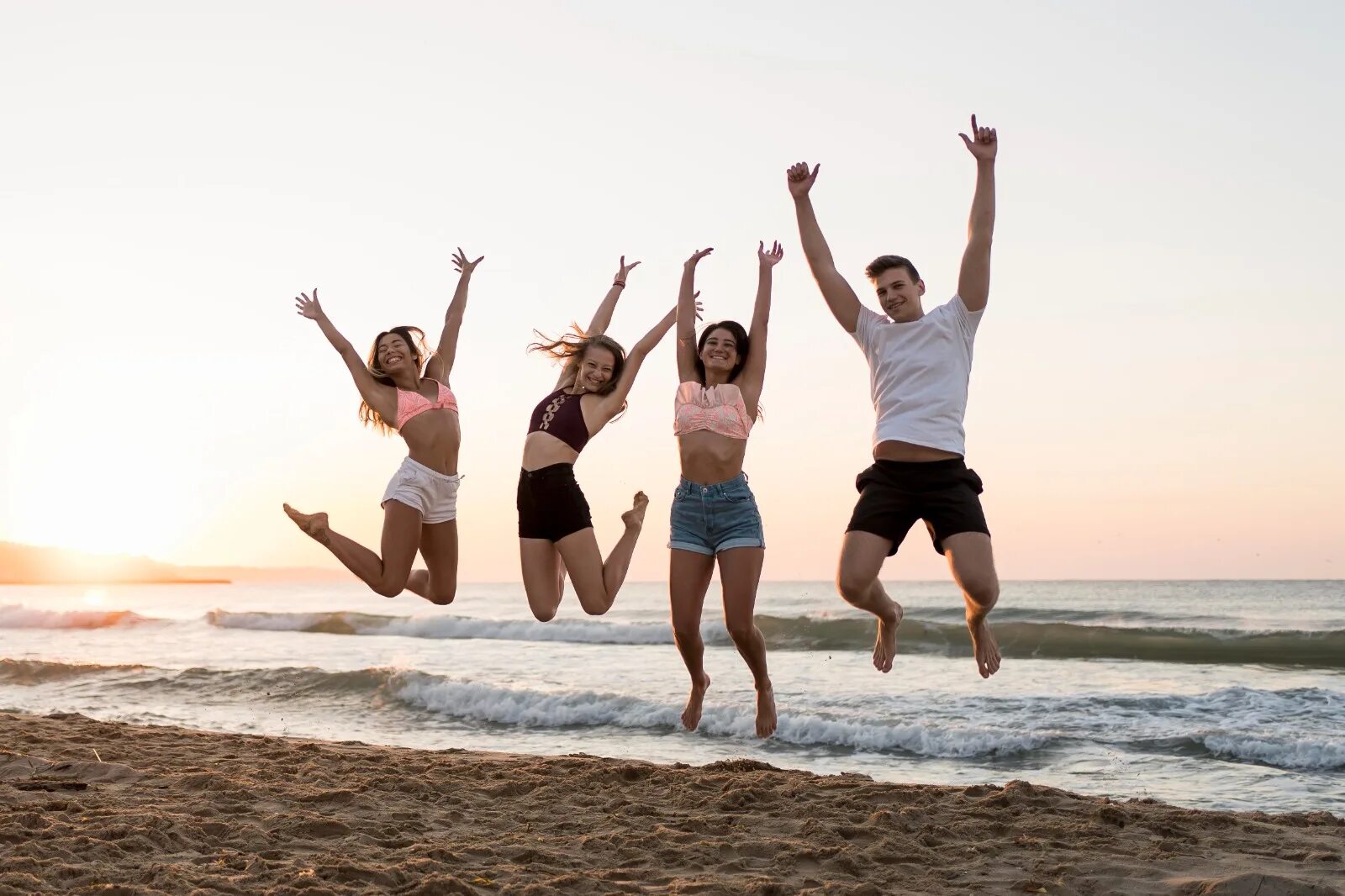 Пляж друзья фото Plan Your Perfect Summer: 10 Exciting Summer Vacation Ideas
