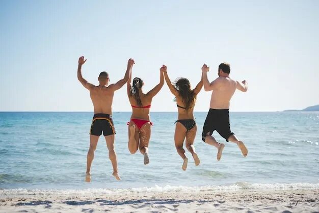 Пляж друзья фото Premium Photo Group of young multiethnic friends beach summer