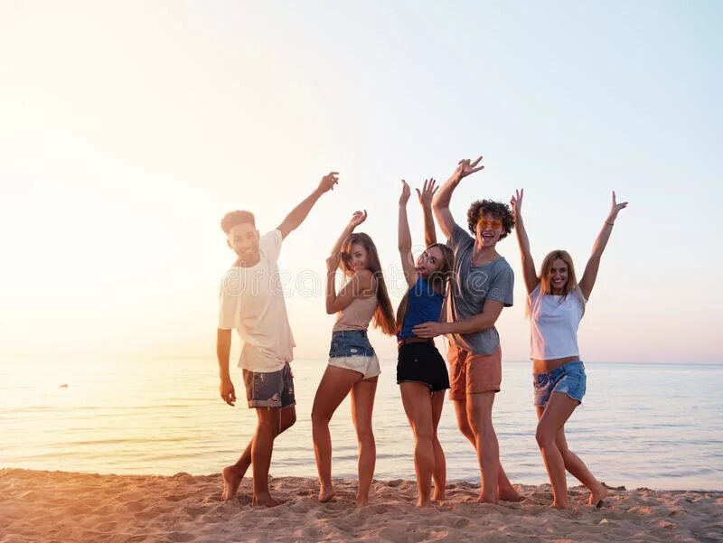 Пляж друзья фото Group of Friends Having Fun on the Beach Stock Image - Image of festival, freedo