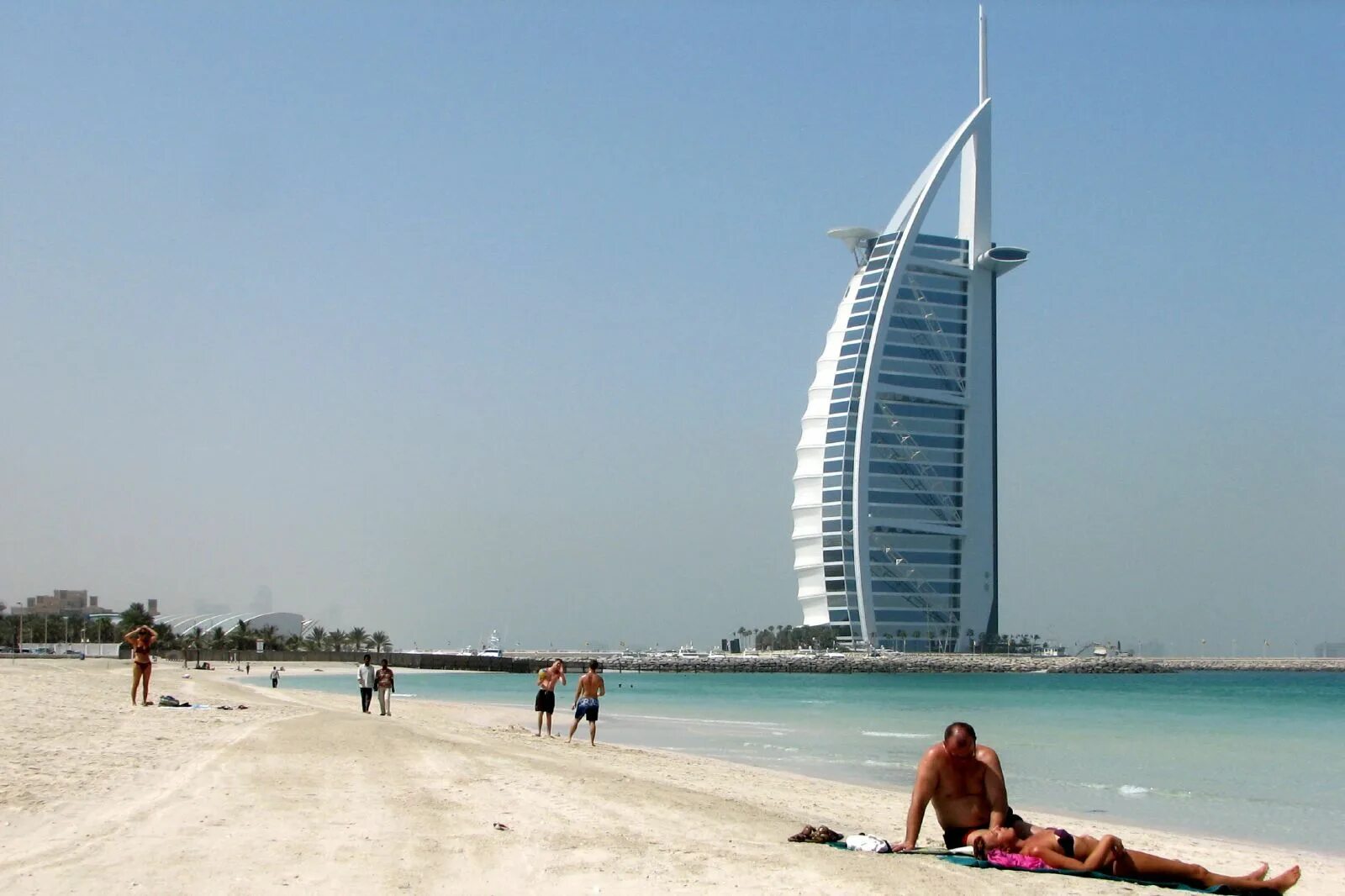 Пляж джумейра фото Jumeirah Beach is a white sand beach located in Dubai. This Beach is the center 