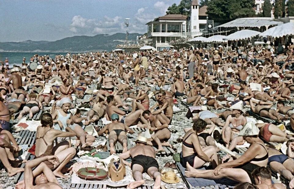 Пляж фото 1970 Сейчас еще свободно, а раньше было не протолкнуться: как выглядел пляж в Сочи 55