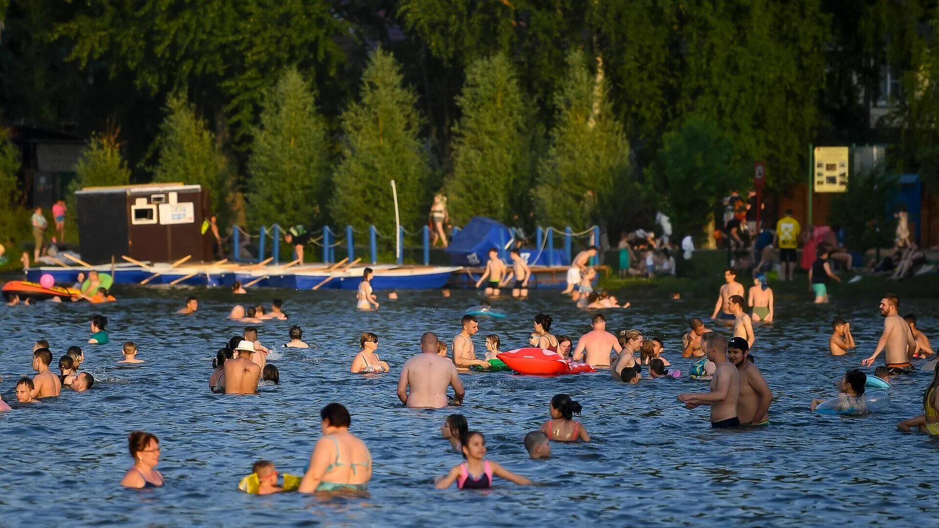 Пляж фото купаться Почти 30 тысяч бутылок воды бесплатно раздали в парках Подмосковья - РИА Новости