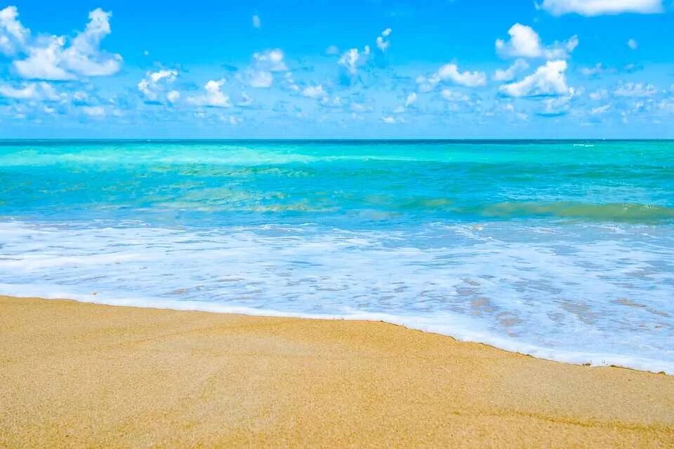Пляж фото молодых Sunshine & Beaches - Cooling, revitalising and clean!