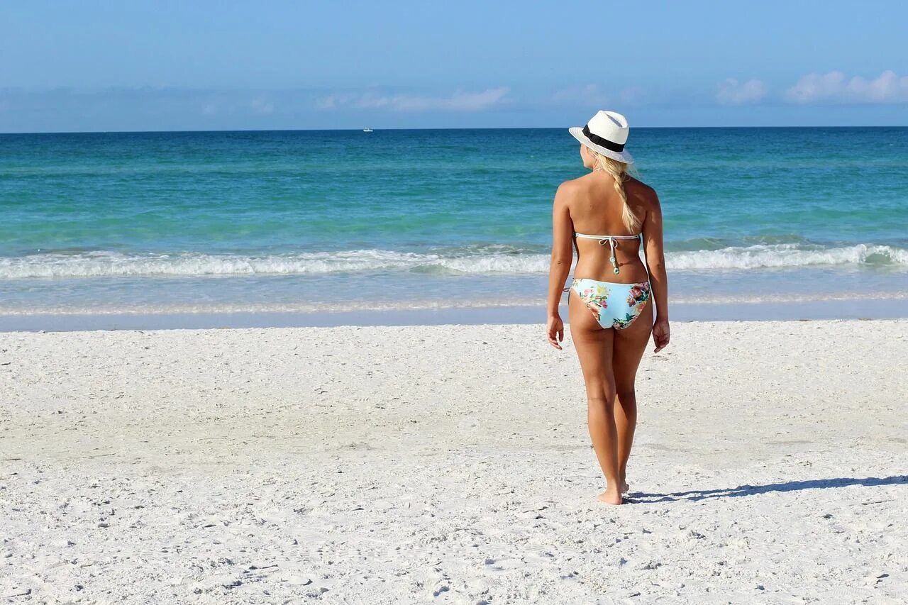 Пляж фото обычных женщин Relax and Unwind at a Beautiful Beach Resort