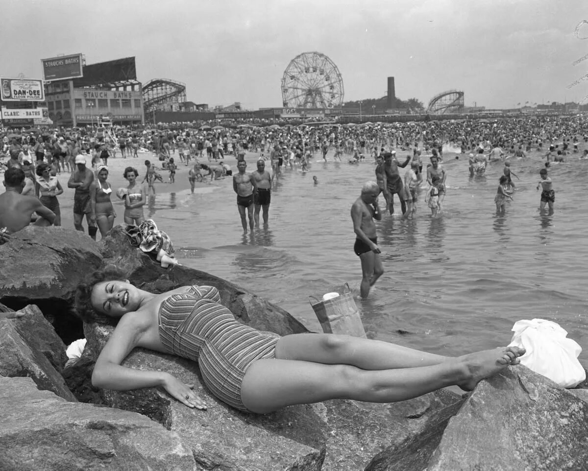 Пляж фото старых The Nifty Fifties Bathing beauties, Coney island, Old photos
