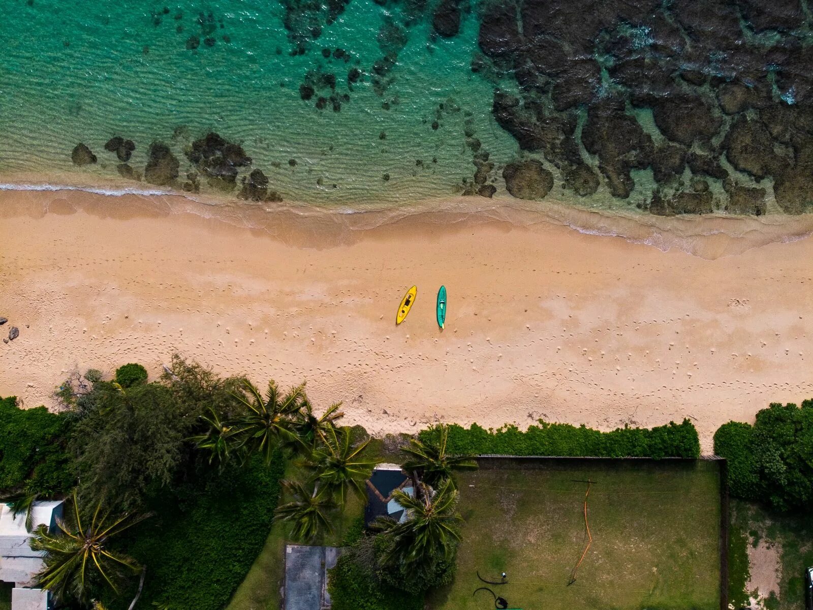 Пляж фото сверху Download wallpaper 1600x1200 beach, sea, aerial view, boats, palm trees standard