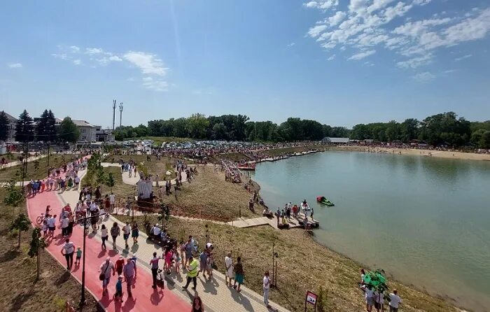 Пляж курганинск фото В Курганинске открыли супер-пляж "Две зари": семь гектаров с лежаками и красной 