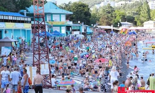 Пляж ласковый берег республика крым алушта фото На бесплатном пляже Алушты отдыхающие лежат штабелями - Аргументы Недели. Крым